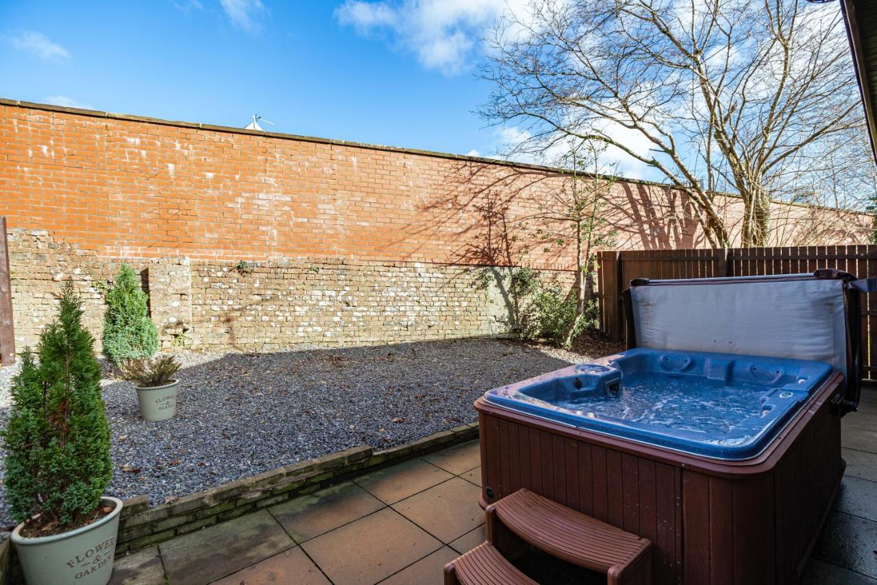 Bluebell Lodge 24 With Hot Tub ニュートン・スチュワート エクステリア 写真