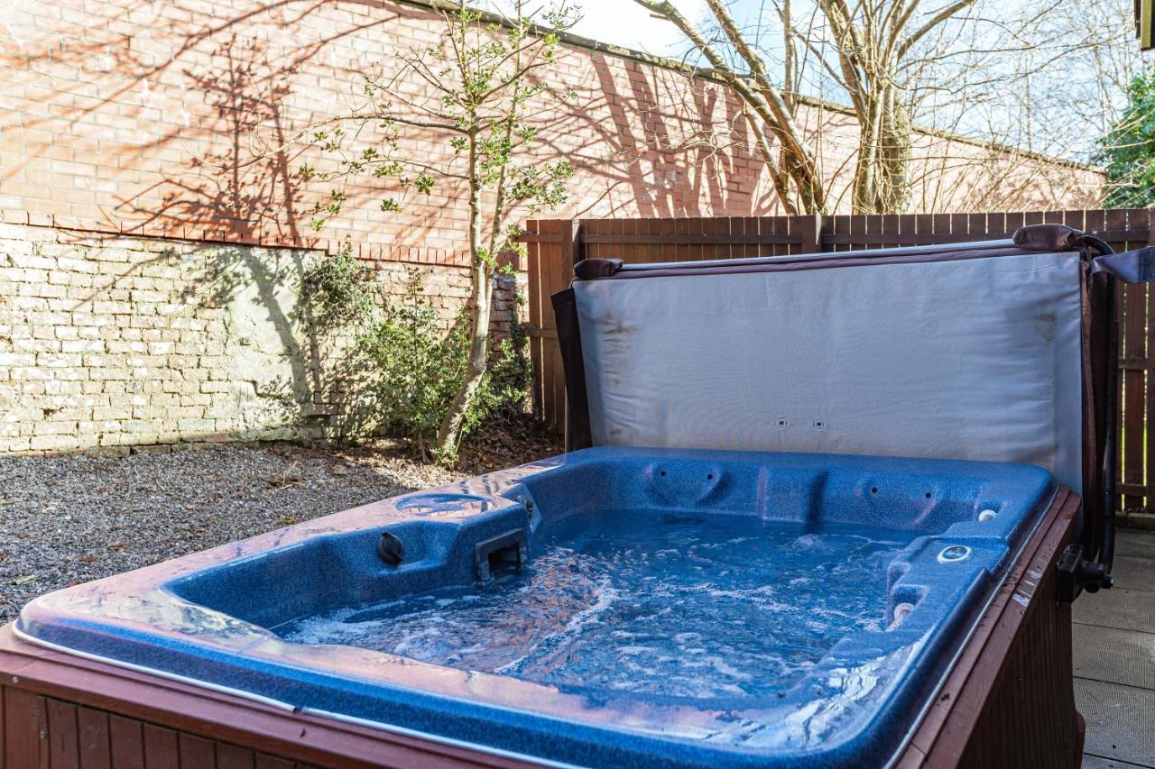 Bluebell Lodge 24 With Hot Tub ニュートン・スチュワート エクステリア 写真